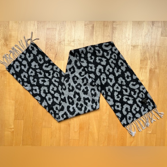 8️⃣Lot of 8 Random Scarves/Wraps/ Shawls-Varying Materials/Brands/Colors/Sizes - Picture 4 of 17